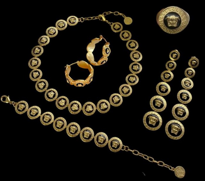 

Resin Epoxy black crystal Pendant women's Thick chain necklace Bracelet Earring Sets Banshee Medusa head portrait 18K gold plated ladies Designer Jewelry NO 42, Golden
