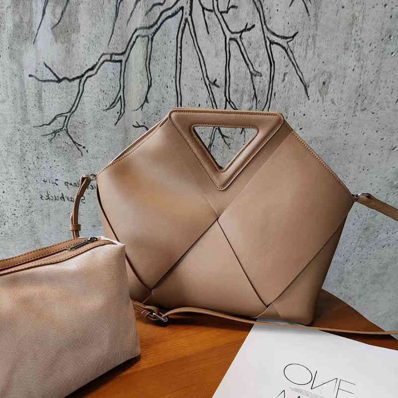 

Autumn Venetas Bottegav Inverted Triangle Woven Handbag Leather One Shoulder Messenger Cloud Bag Trend Solid Color Women, Brown