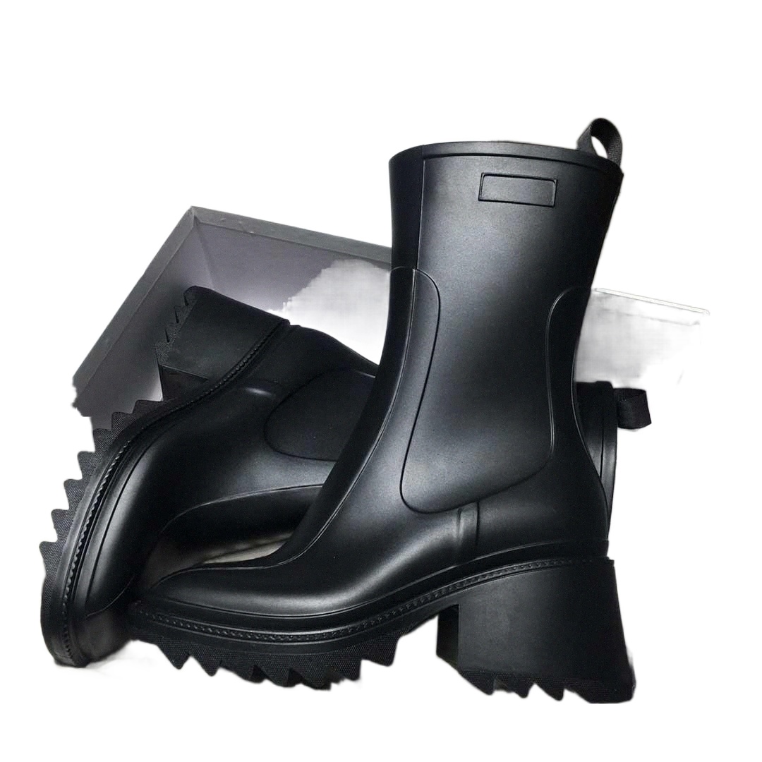

2022 Betty Designer Boots PVC Heeled Zip Boot Women Square Toe Knee Booties Rubber Platform Rain Shoes Waterproof Welly Shoe