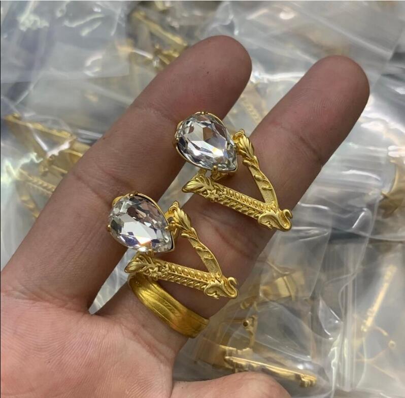 

Fashion new designed earring Stud love heart V Letters pendants Banshee Medusa head portrait 18K gold plated women Earring ladies Designer Jewelry VE6189