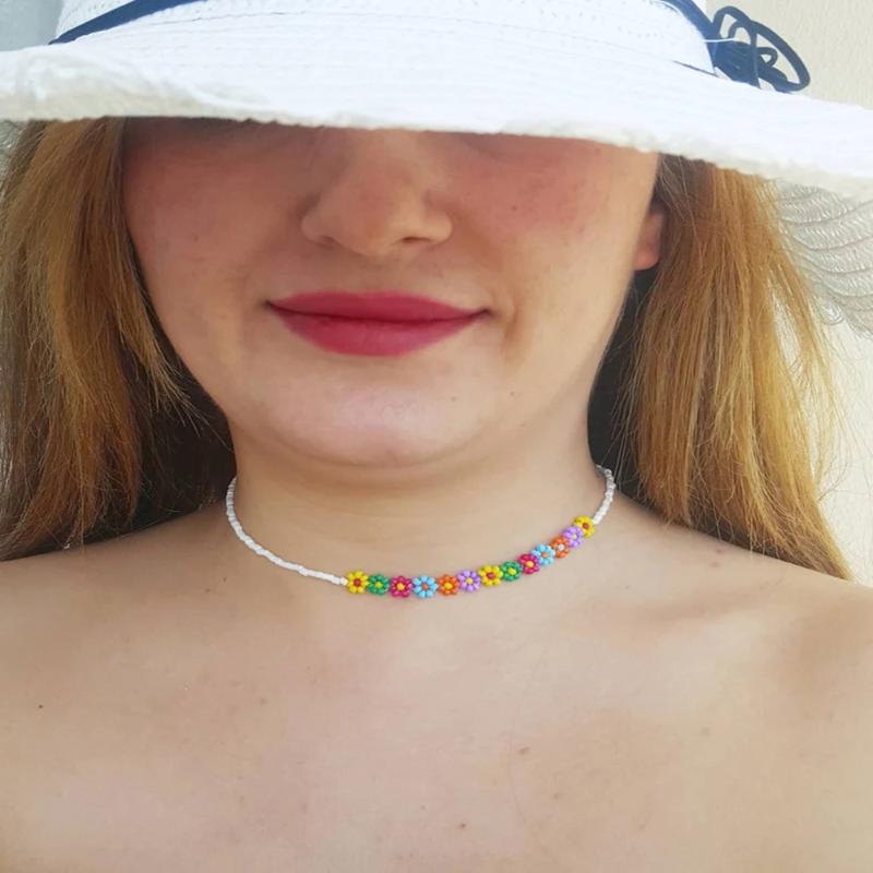 

Chokers Korea Cute Daisy Flower Color Beaded Pendant Short Necklace Fashion Women's Holiday JewelryChokers