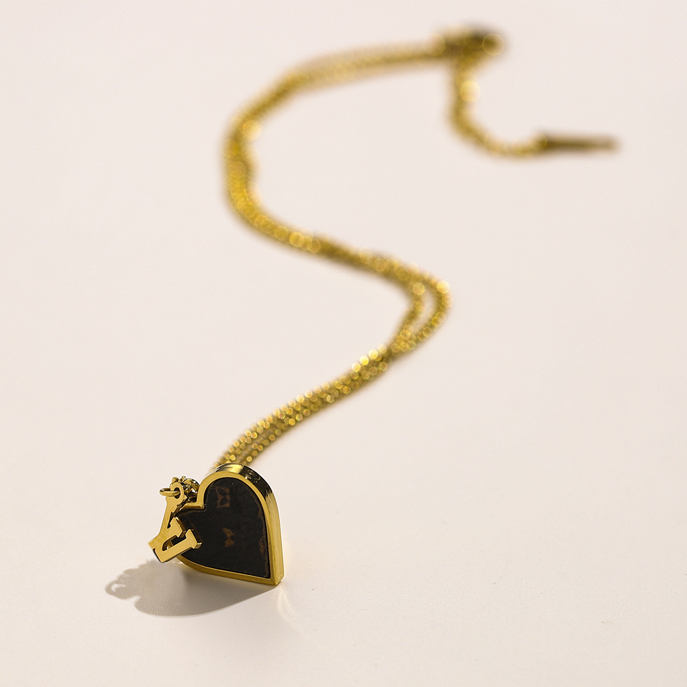 

Womens Design Necklace Faux Leather 18K Gold Plated Stainless Steel Necklaces Choker Chain Letter Pendant Europe America Fashion Wedding Jewelry ZG1705