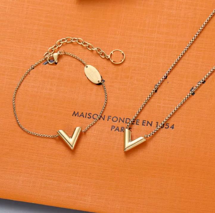 Designer Love V Letter Pendant Necklaces for Woman Charm Bracelets Clavicle Chains Jewelry Bracelet Birthday Valentine's Gift Women Necklace-image-772559902