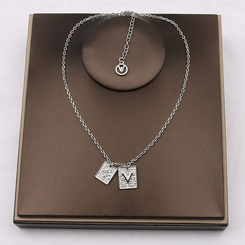 

Luxury Designer Letter Double Pendant Necklaces 18K Gold Plated Square Crysatl Pearl Rhinestone Sweater Necklace for Women Wedding Party Jewerlry Accessories