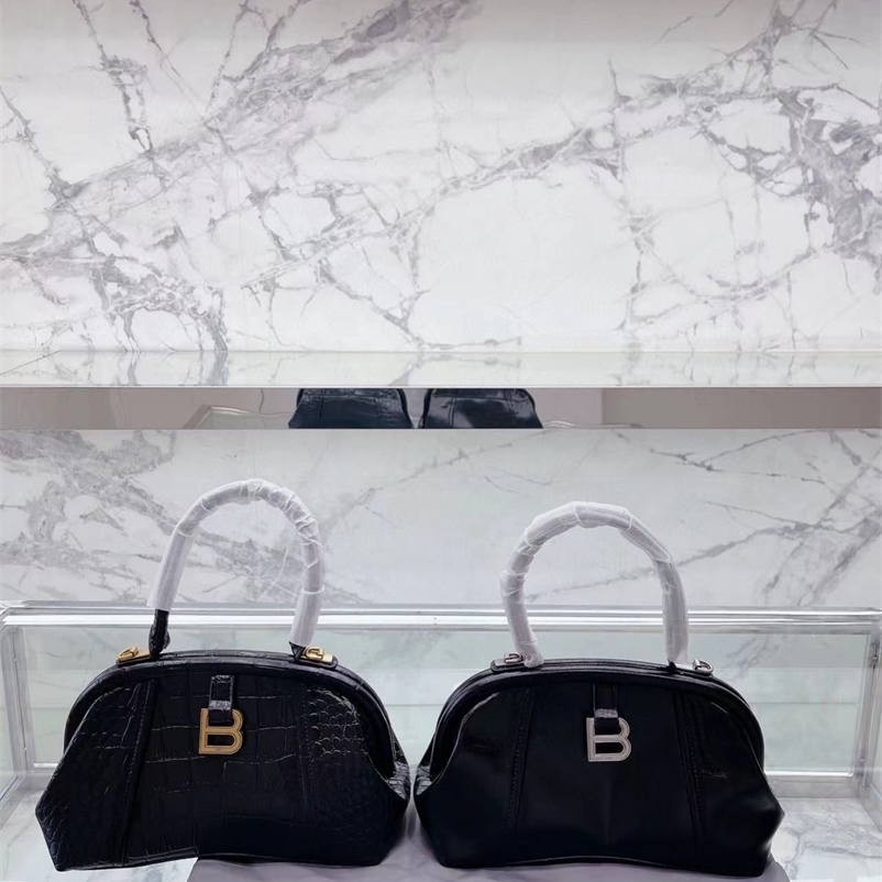 

2022 new hourglass bag crocodile cloud Messenger Bag Hand killer temperament shell style, Black crocodile