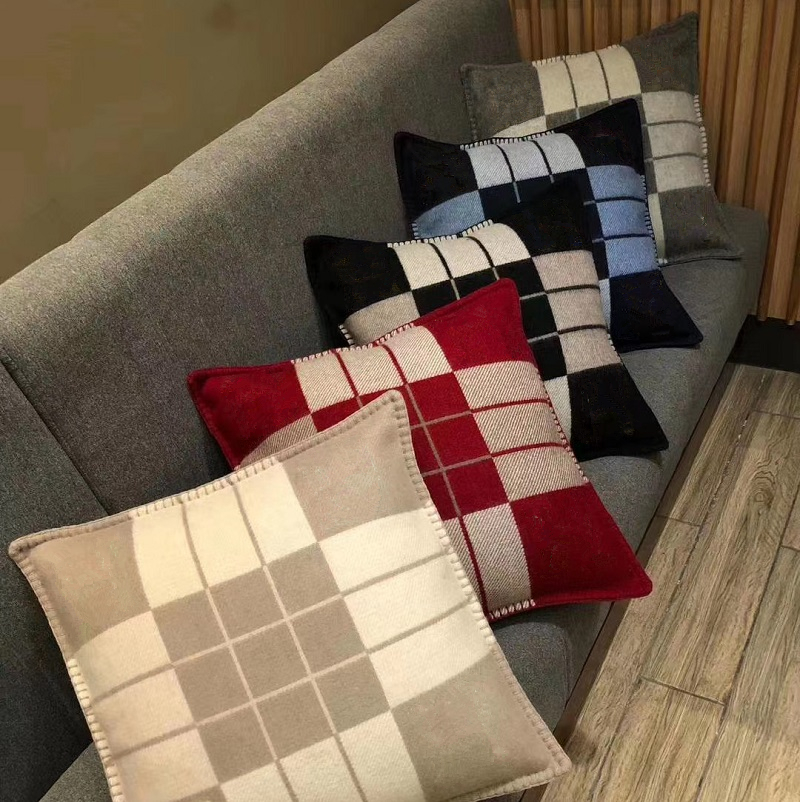 

Decorative Pillow Luxury Designer Cushion Brand Letters Fashion Cushions Cotton Covers Home Decor Square Pillowcase With Inner Birthday Christmas Gift, As picture
