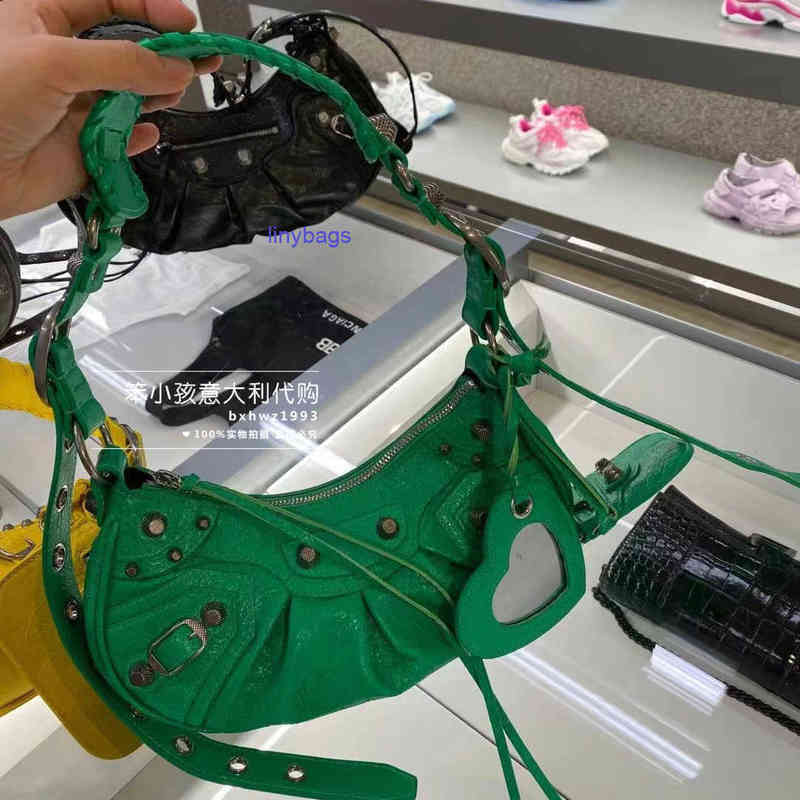 

designer bags balencaigass Stupid kid buys new rivet motorcycle shoulder strap adjustable armpit bag BLJH GILC, Black