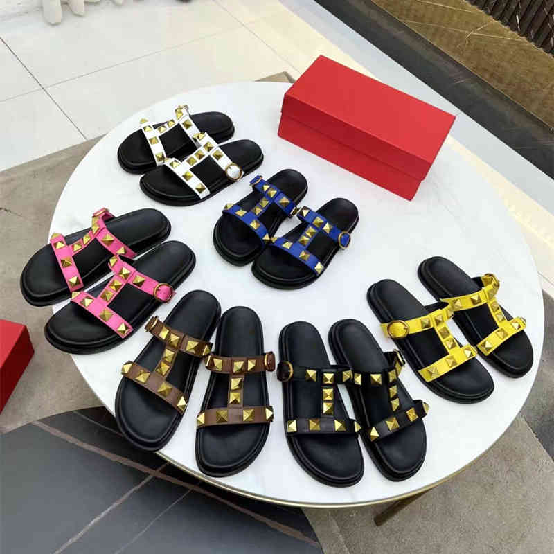 Les pantoufles femmes portent des fonds plats en été. Ils sont et polyvalents. Bas doux. Rivets à fond plat de plage. Les tongs de plage.
