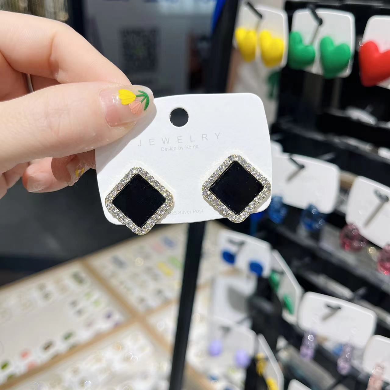 

Small and Delicate Temperament Black Square Earrings Female Minority Design New Fashion