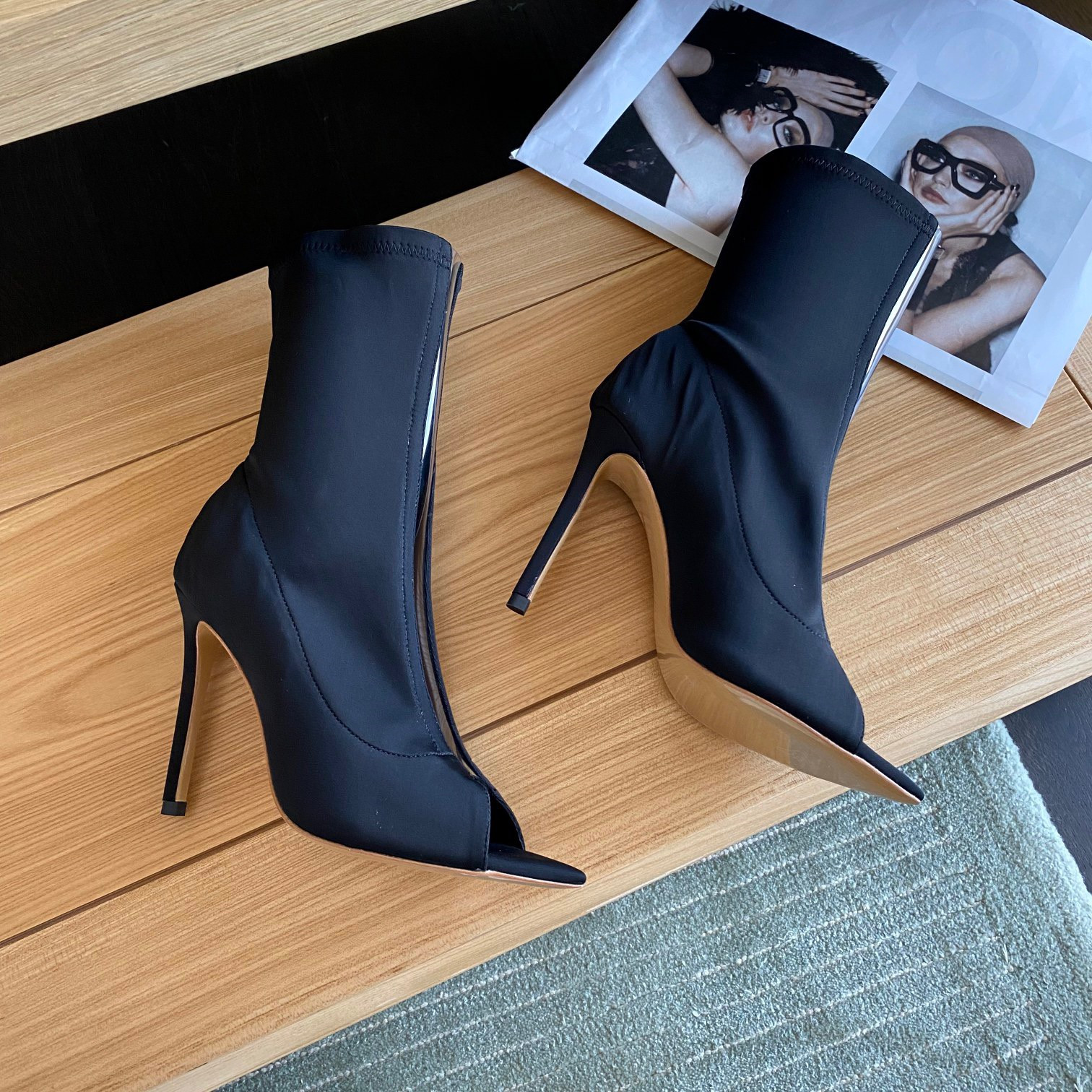 

2022 autumn and winter women's boots pointed high heels stiletto leather black white zipper Martin boot metal buckle letter decoration, Pink