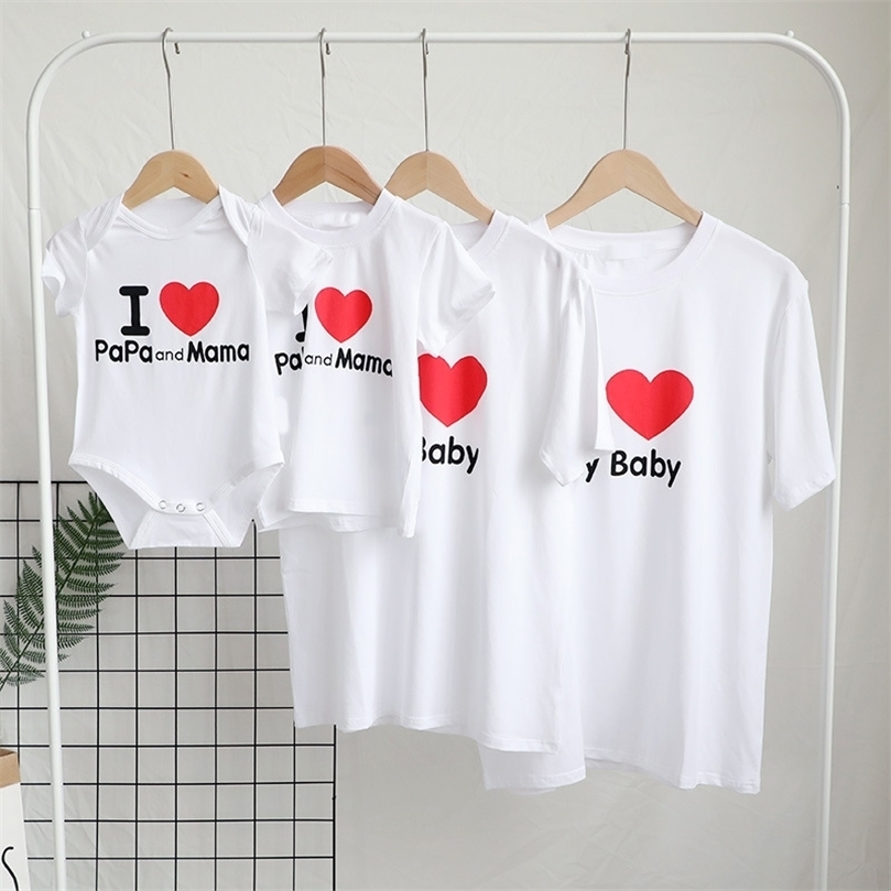 1pc Love Tshirt Family Matching Clothes Look Mother Daughter Dad Son Tshirts Mommy and Me Mom Baby Tee Shirts Family Outfits 220531