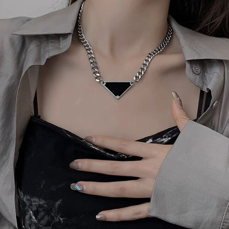 Collier classique Mens pour femmes Triangle inversé Pendentif Colliers Colliers Alliage Cukink Not Fade Designers Marque Bijoux de grande qualité