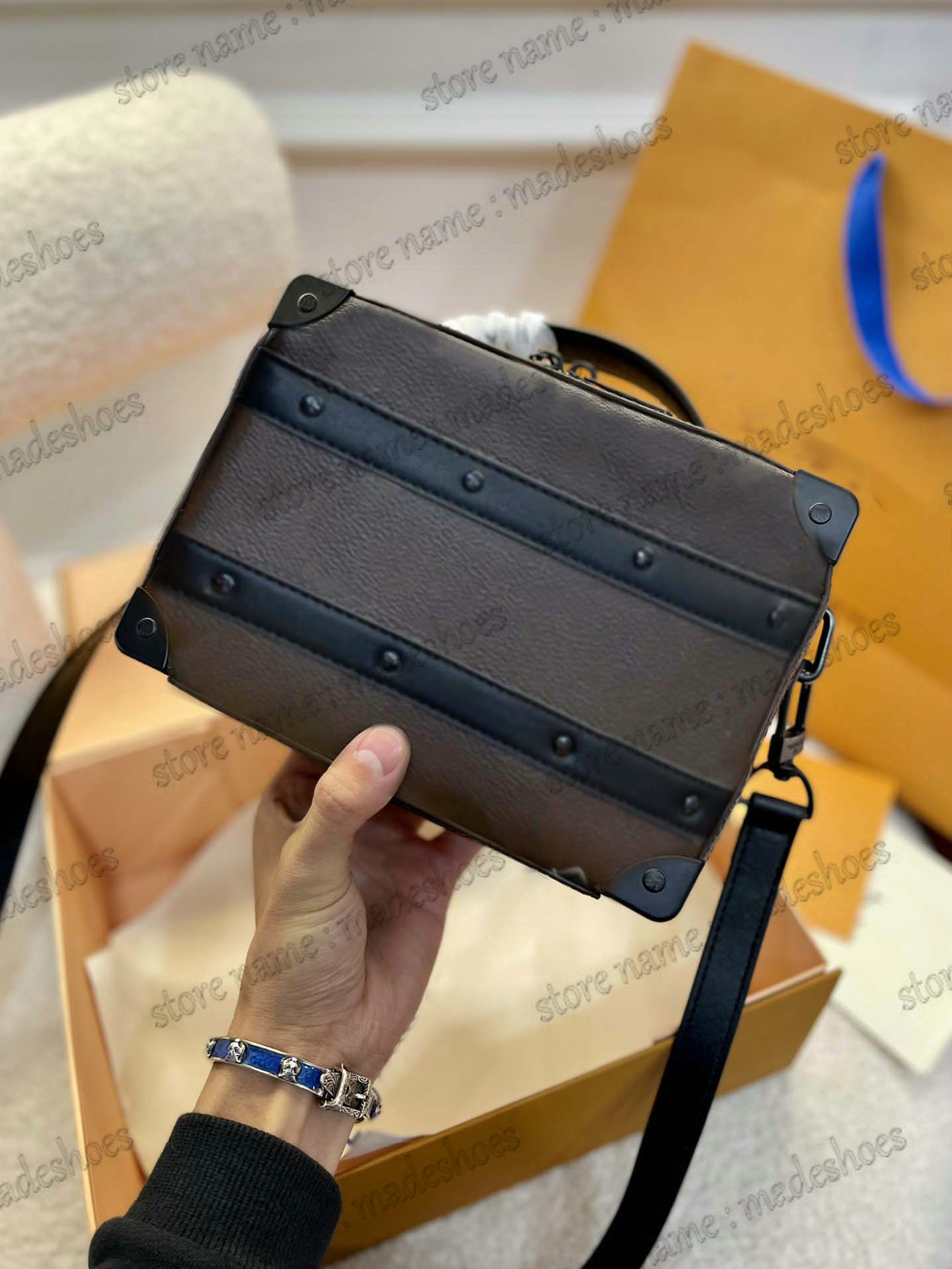 

HANDLE SOFT TRUNK Box Shoulder Bag M45935 Designer Leather Handbag Luxurys Metallic Corners Rivets Mens Basketball Brand CrossBody