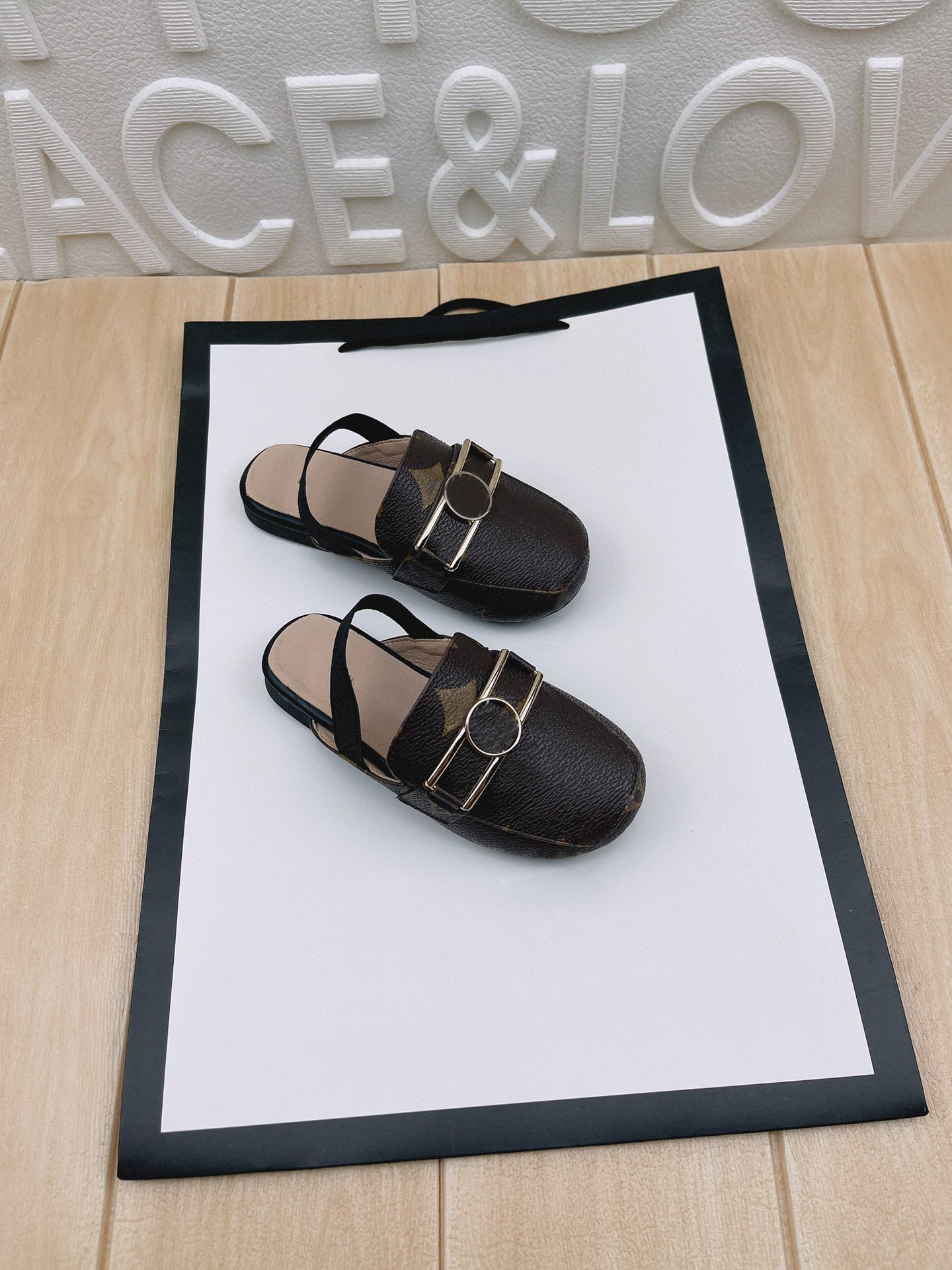 

Luxury Kids Designer slippers Sandals Boys Girls Child Shoes Children Fashion Letter Printed with Badge Sandal Summer slippers baby Slipper Sandals white Brown, Shipping pay