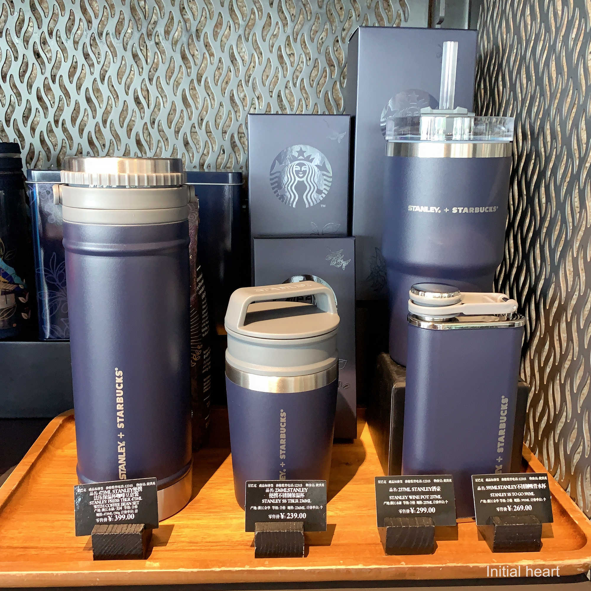 Starbucks cup 2020 Christmas red classic black gold Stanley method pressure bottle straw cup thermos gift box-image-758786622