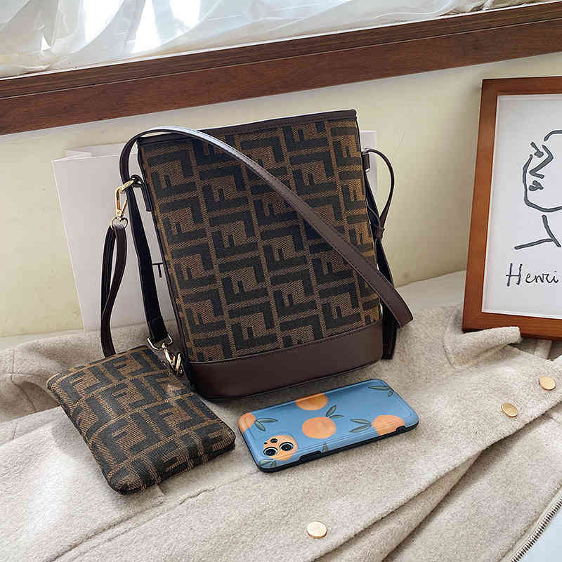 2022 New Designer Crossbody Bags Print Handbag High Quality Embroidery Bucket Simple Versatile Bag Retro Fashion Letter Luxury Single Shoulder HandB