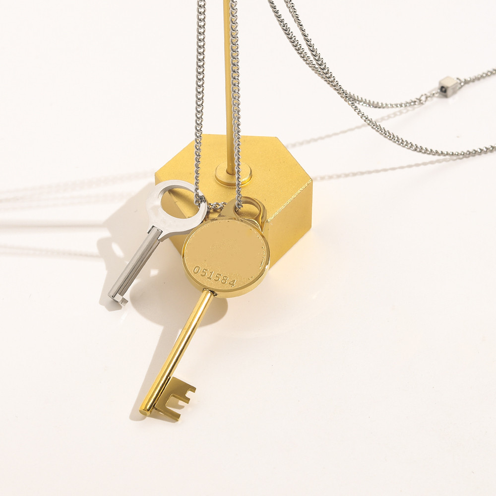 2023 Collier pendentif de marque de luxe Lettre de collier en forme de clé Colliers avec logo et boîte cadeau