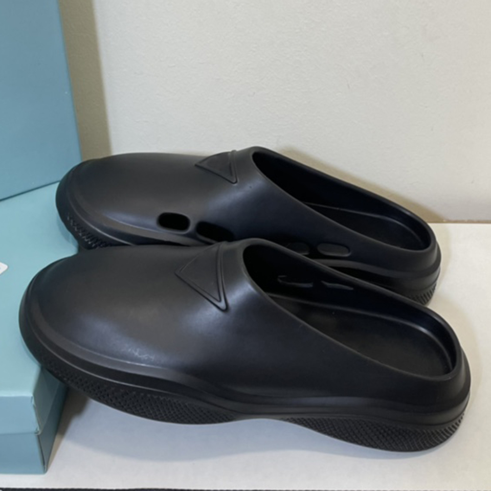 Pantoufles de créateurs mules en caoutchouc mousse été sabots dynamiques pour femmes ont un nouveau design polyvalent unisexe avec la taille de l
