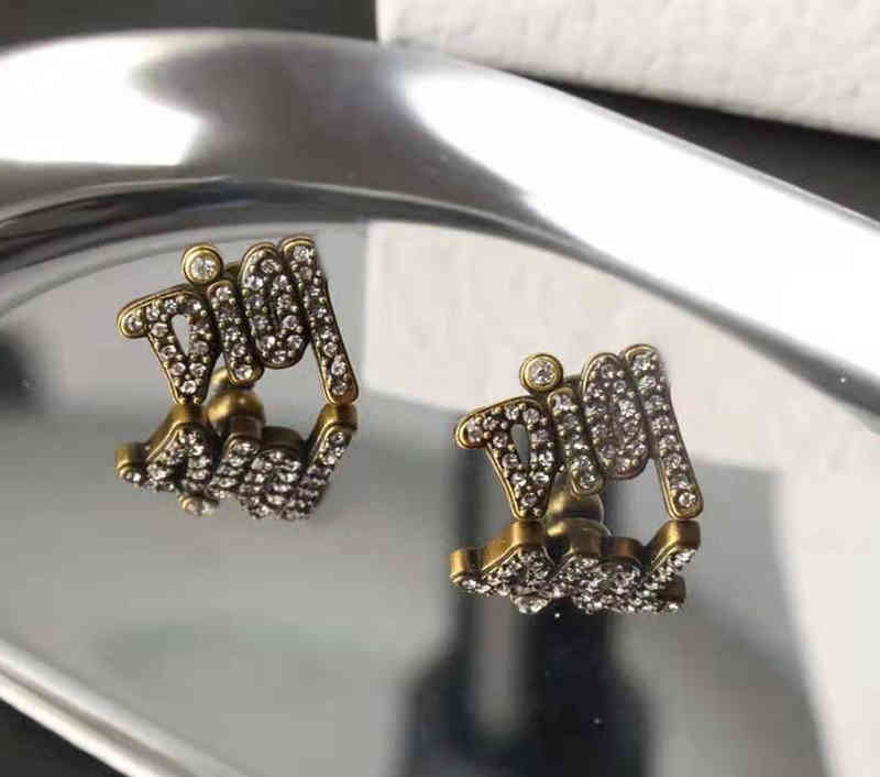 D Nouvelles boucles d'oreilles de la lettre de 21 ans 2022 Brand de luxe Design de mode polyvalent bijoux pour dames