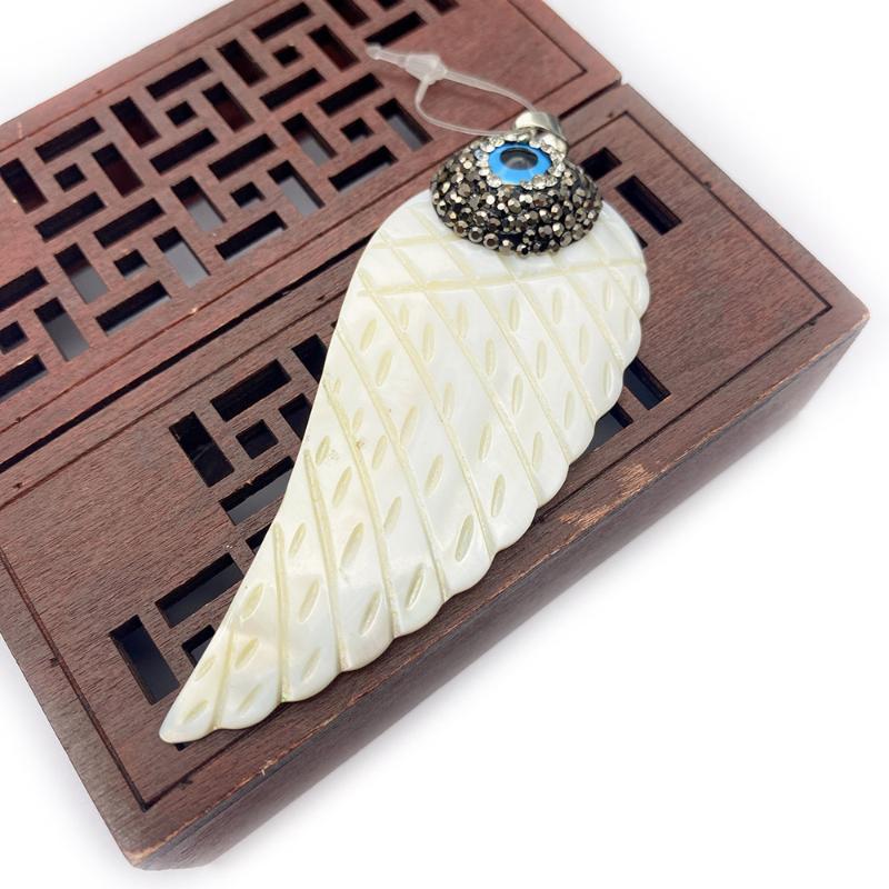 

Pendant Necklaces 1pc Natural Freshwater Shell White Wing Shape Carved Inlaid Diamond Eye Beads Ladies Jewelry Vintage Accessories DIY31x78m