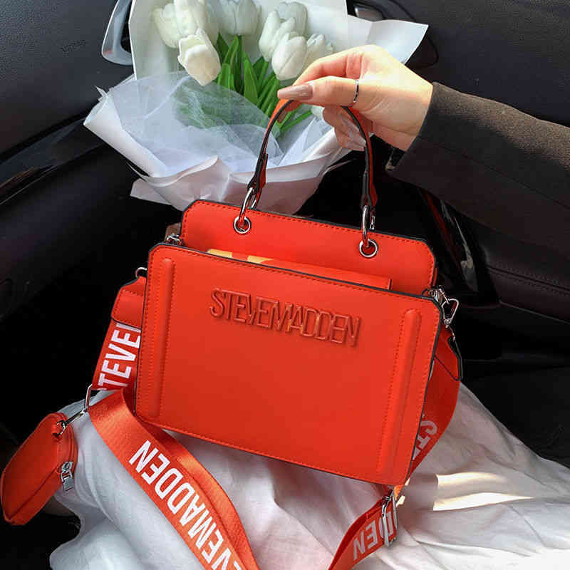 sac fourre-tout portable pour les femmes 2022 Nouveaux sacs de messager à épaules polyvalents populaires élevés
