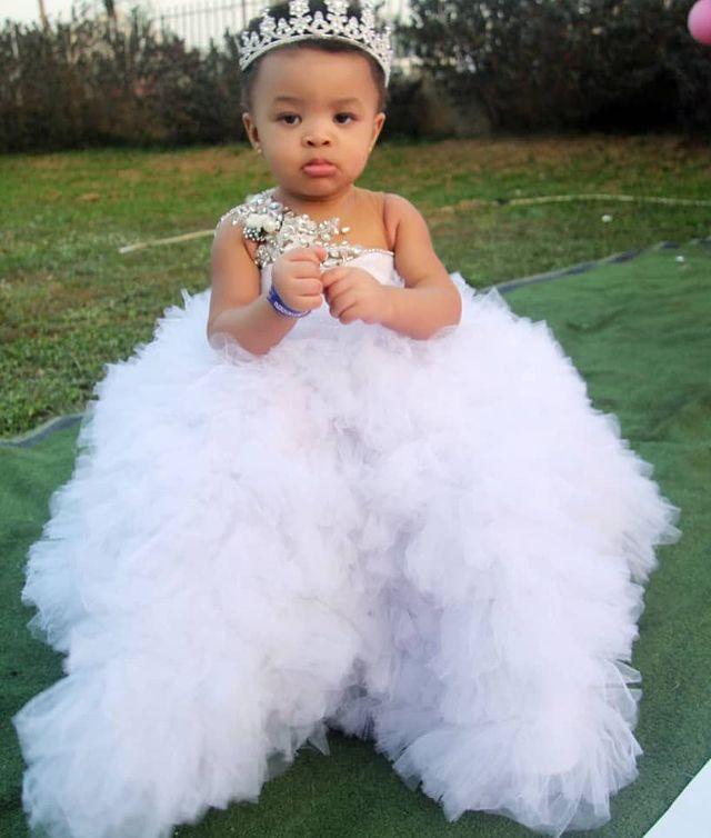 2022 Belles robes de filles de fleurs pour les mariages bijou cou tulle fleurs perles de cristal volants à plusieurs niveaux sans manches princes
