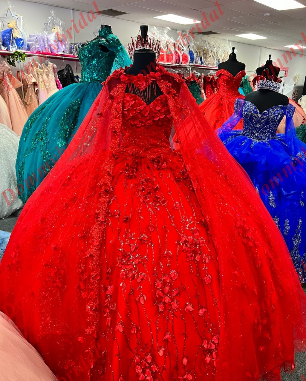 

Luxurious Red 3D Floral Flowers Patterned Quinceanera Prom Dresses Charro Ball Gown with Cape Robe Puffy Vestido De 16 Anos Party Evening Long Sweet 15 Corset Back, Customize