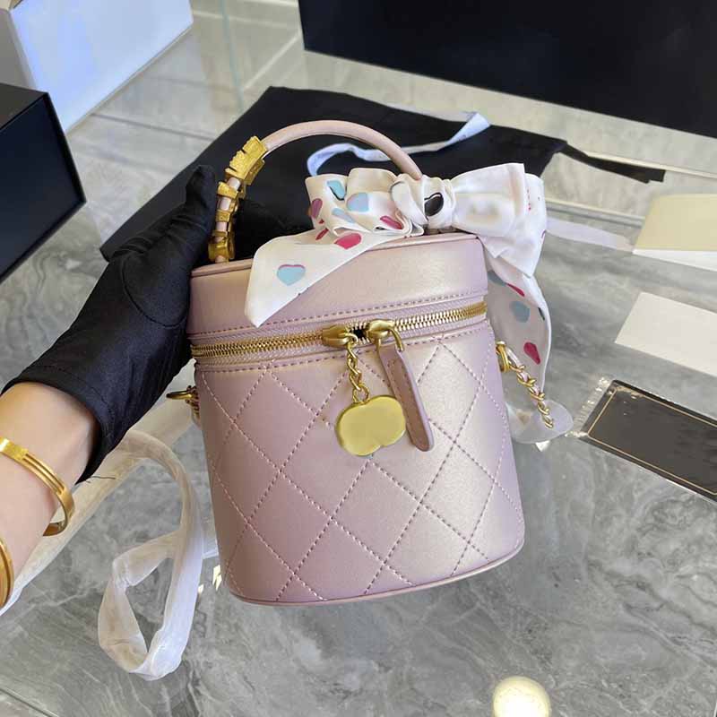 

22Ss Round Bucket Cosmetic Bags Cases Women Rhinestone Tote Bag Designer Handbag Gold Hardware Metal Interlaced With Leather Chain With Silk Scarf Cross Body 19cm Z