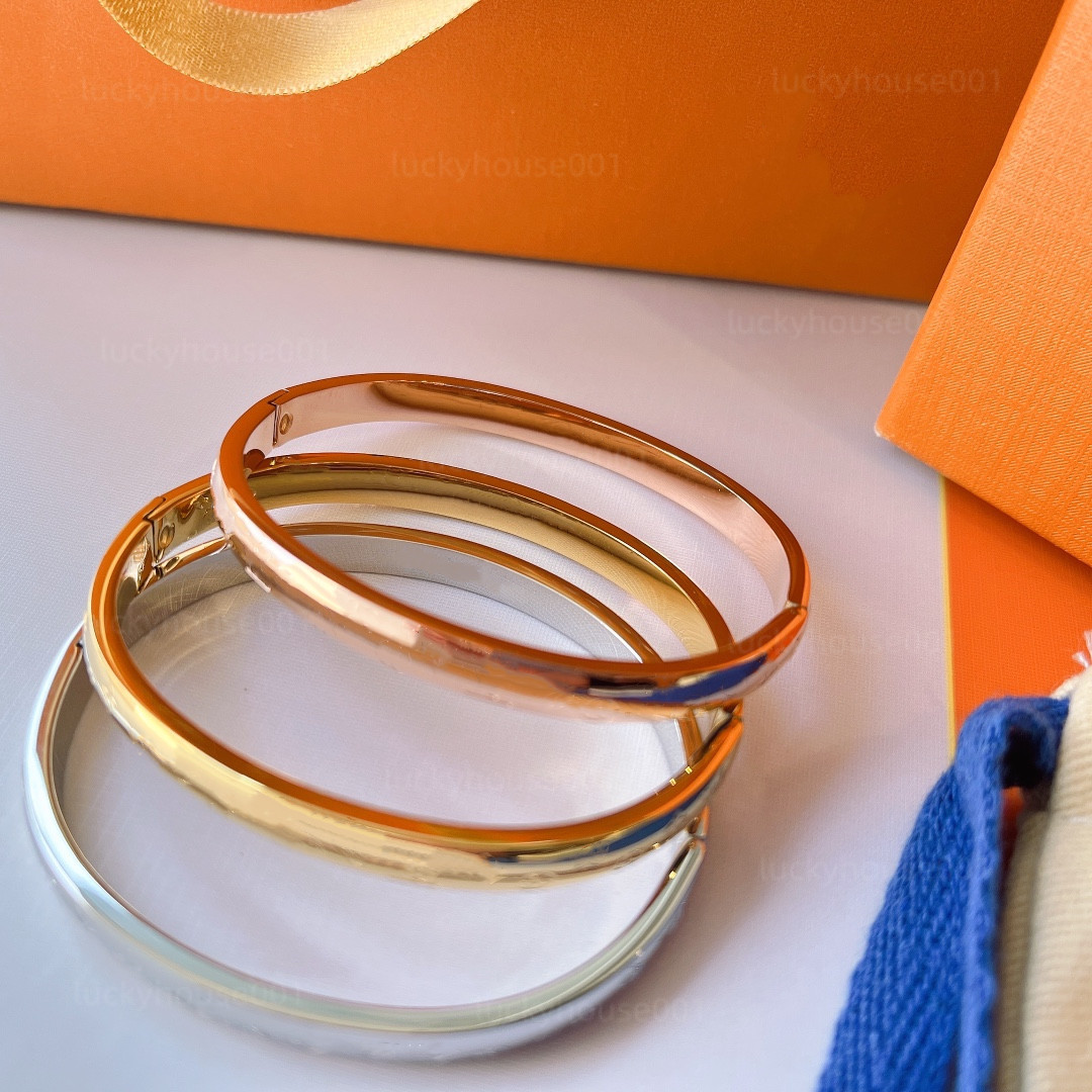 Luxe Vintage 18K plaqué or amour Bangle à la mode femmes Cuff Bracelet de haute qualité en acier inoxydable 316L bijoux de mariage trois couleurs