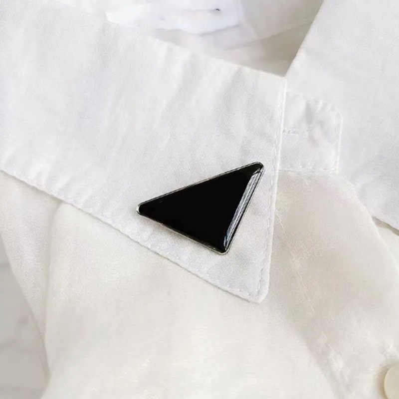 

Classic Designer Brooch Pins Men Women Luxury Triangle Brooches Fashion Suit Dress Bags Pins For Mens Designers Jewelry No Box 2204125WU