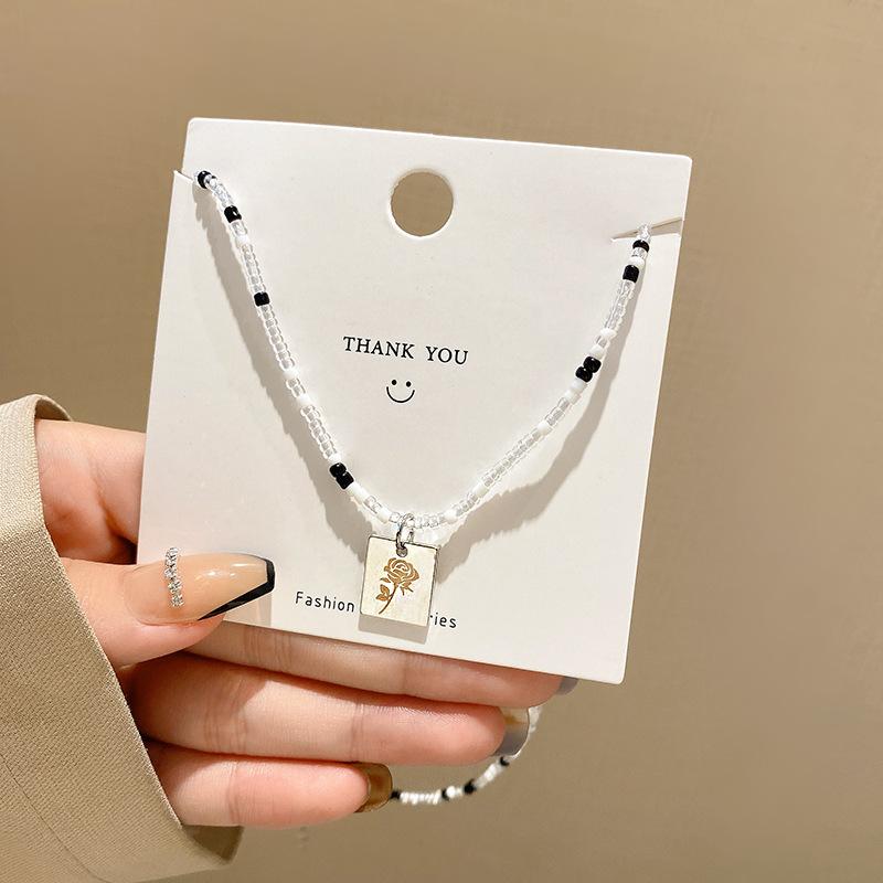 

Pendant Necklaces Party Card Design Feeling Rose Necklace Female Personality Beaded Collar Bone Chain JewelryPendant