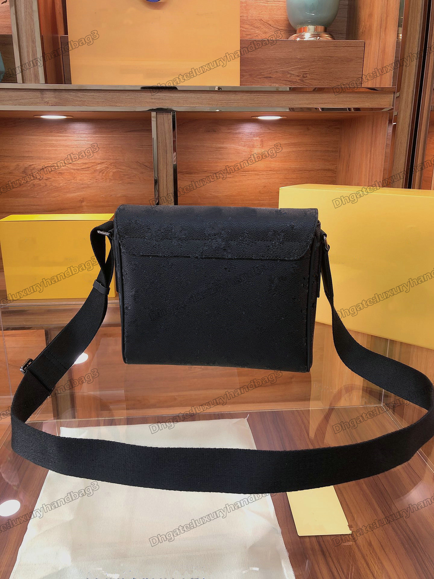 

2022 Luxurys District Messenger Bag Monograms Eclipse PM Noir Black Designer Mens Handbag Leather Deisgners Tote CrossBody Flap Bag for Men M44000