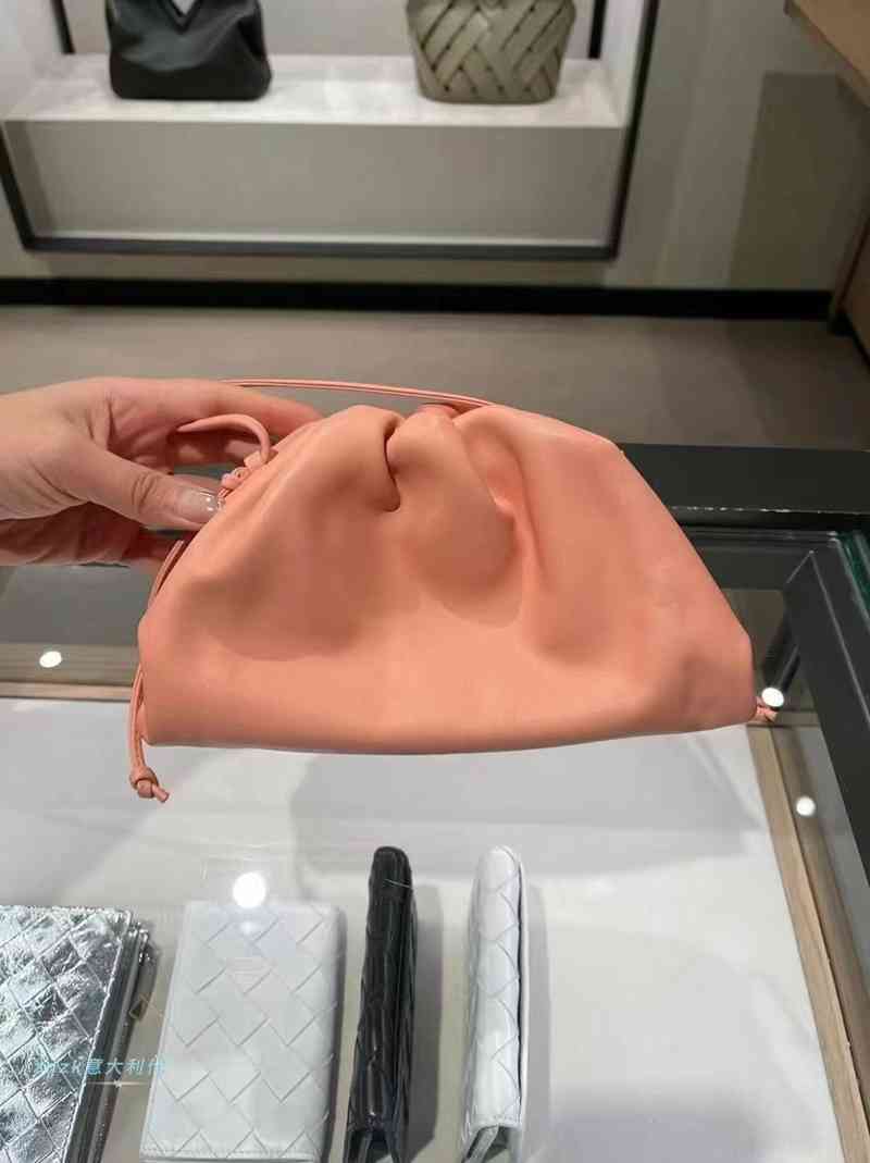 

Bottegas Venetas Pouch Mini Hand-held Dumpling Bag Cloud, Figure 1