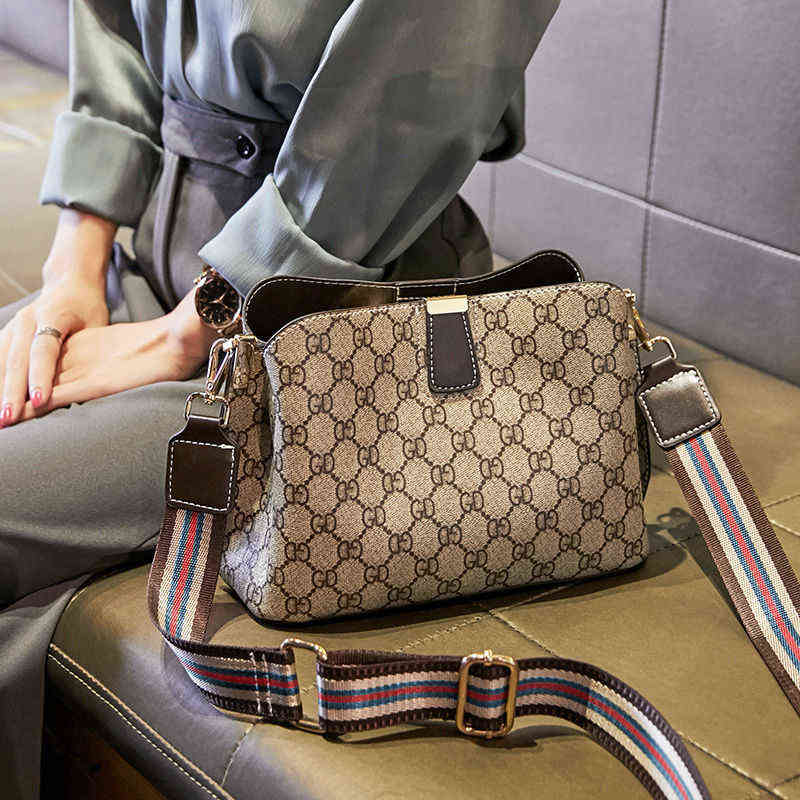 

Women's 2022 Spring and Summer New Ins Versatile Foreign Style Net Red One Shoulder Messenger Bucket Small Bag Fashion, Sky blue