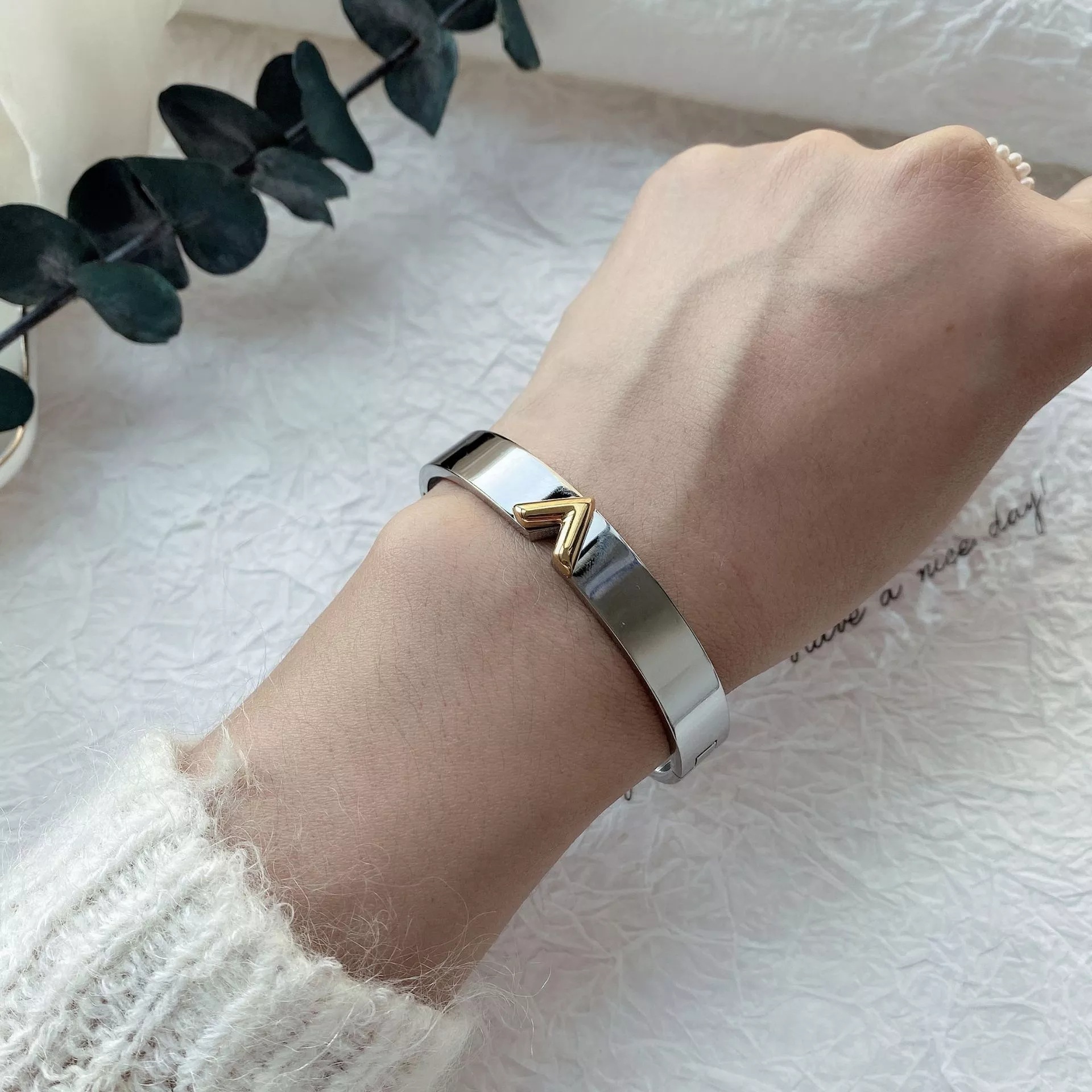 

2022 Top Quality 3 Colors Women Designer Bangles V Pendant Stainless Steel Gold Pated Luxury Style Couple Bracelets Lady Party Gifts Wholesale