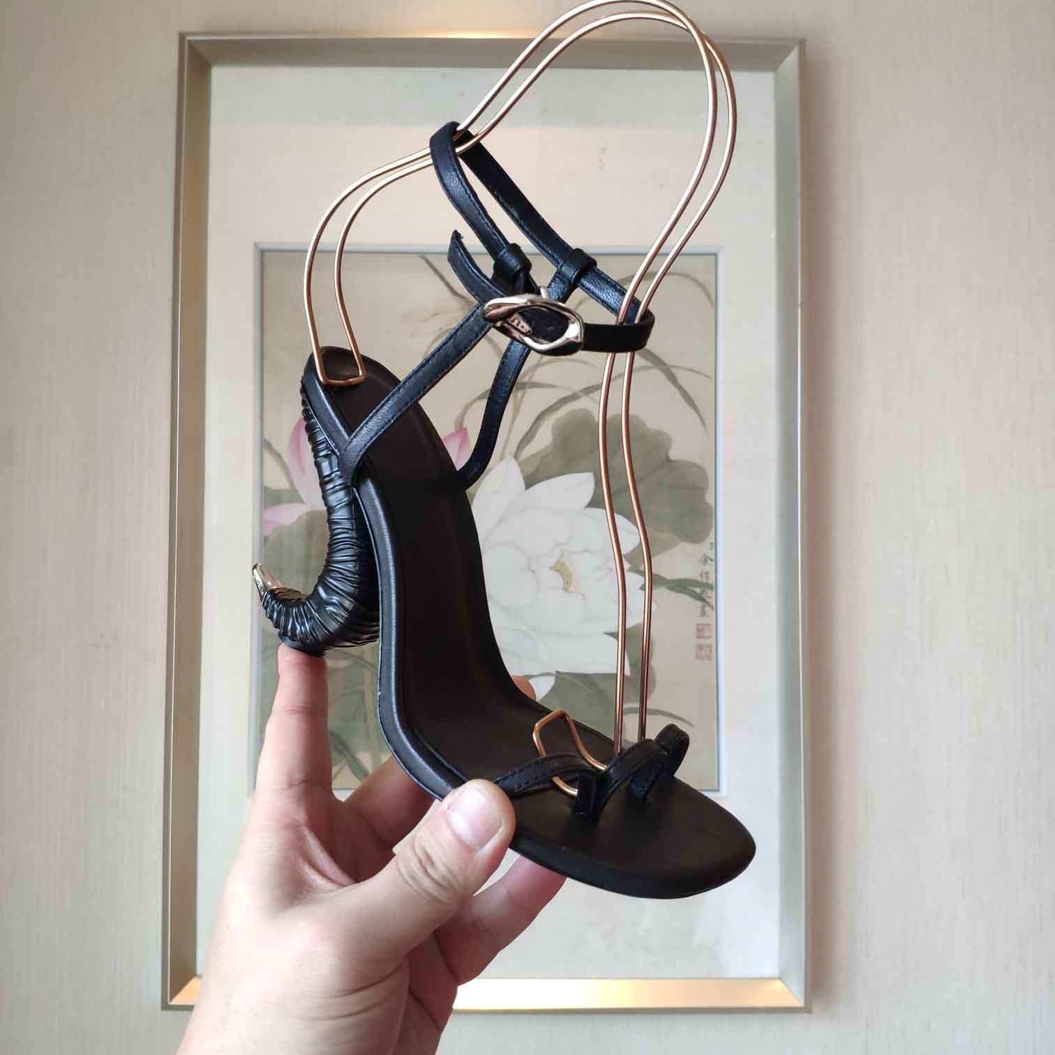 

2022 Summer Luxury Brands Patent Leather Sandals Shoes Pop Heel Gold-plated Carbon Nude tridactylism Pumps Gladiator Sandalias Novelty thicked bottom With Box