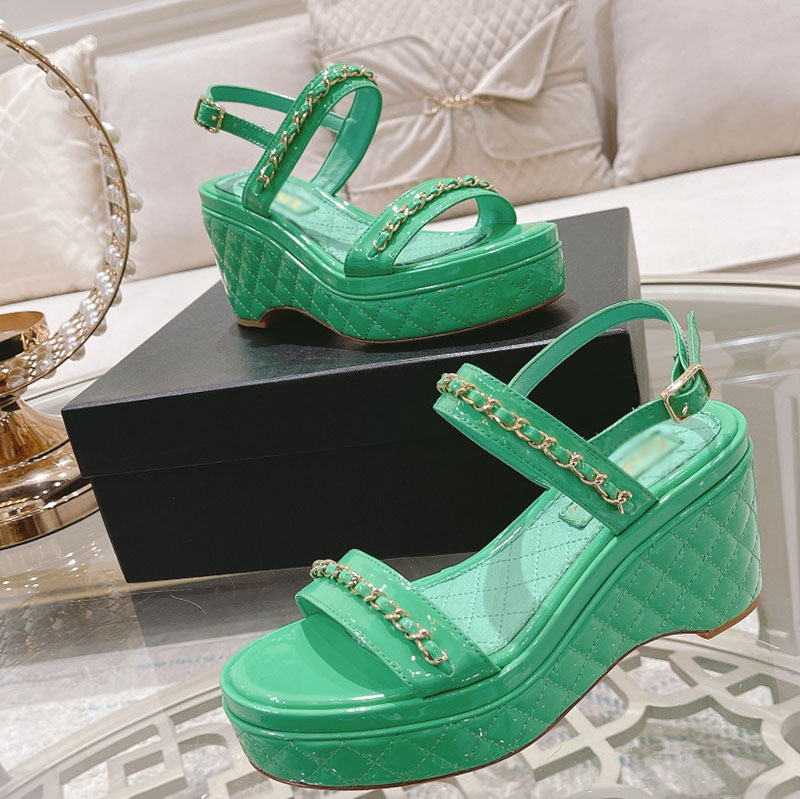 

Fashion Sandals Ladies Designer Classic Thick Sole Solid Color Top Patent Leather Fabric Embroidered Platform Slippers Beach Shoes Flip-Flops Loafers Rubber Mules, Customize