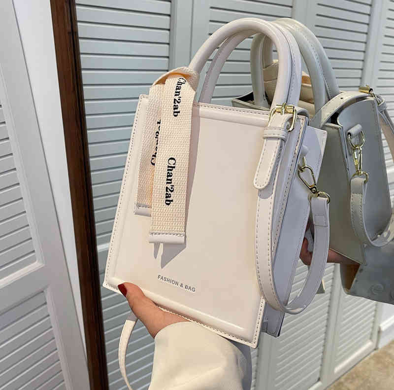

Women's Summer 2022 New Fashion High-grade Texture Portable Small shoulder Simple and Versatile Banquet Bag, White