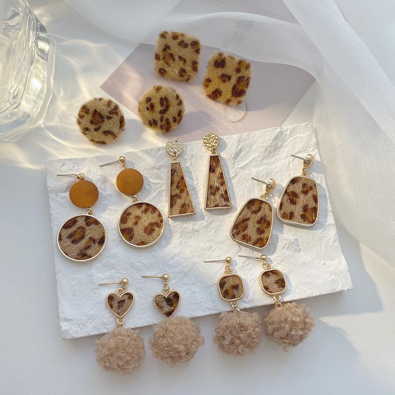 

Dangle & Chandelier Ladies Earrings Fashion Jewelry Wholesale Autumn And Winter Plush Leopard Temperament Simple EarringsDangle