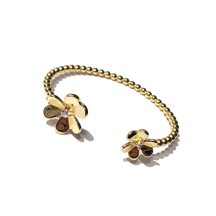 Bracelet de dames de style de trèfle à quatre feuilles de bijoux de mode de personnalité d'acier de titane pour envoyer le cadeau d'amant 2022 no
