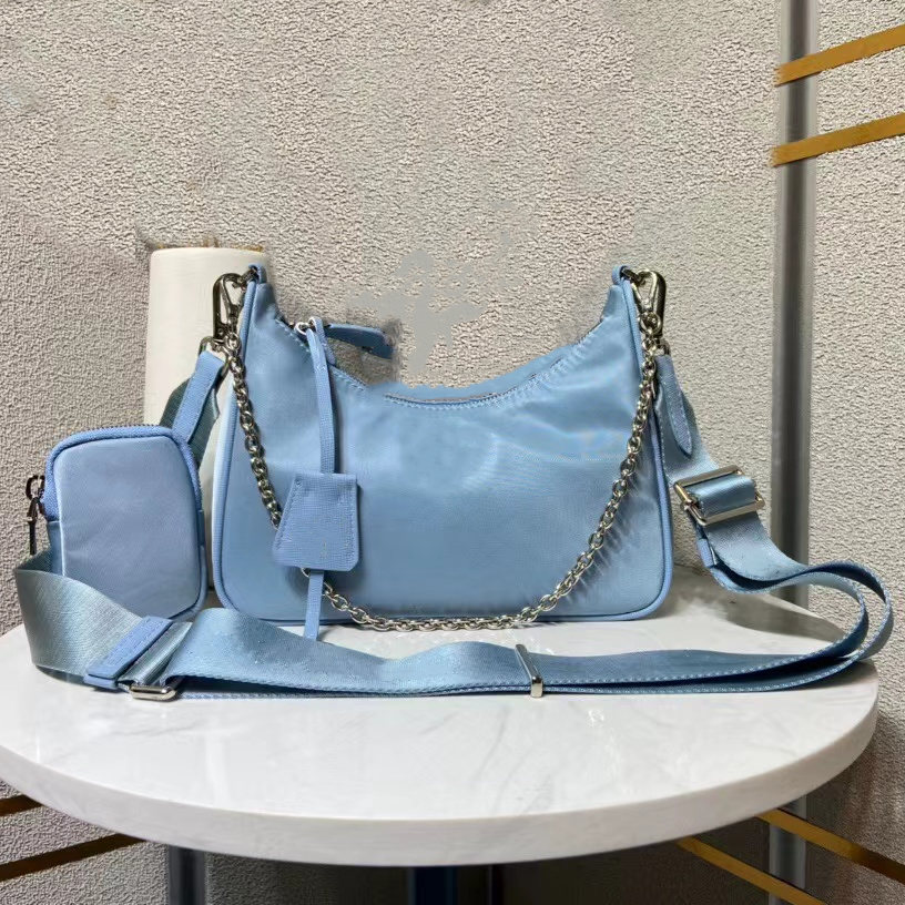 2022 Fashion Redition 2005 Sacs en nylon Marque célèbre pour les hommes et les femmes du grenier en vente en gros à bordes en nylon avec une peti
