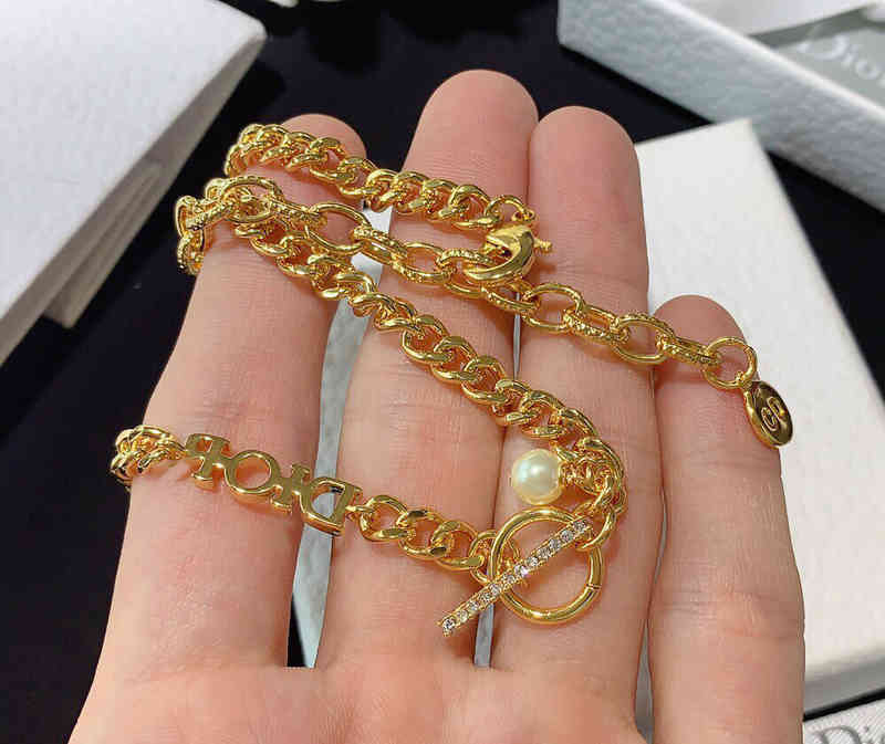 D à la maison Nouvelle lettre en métal plaqué or Tendance pour femmes Gold 2022 Brand de luxe Design de mode polyvalente bijoux pour dames