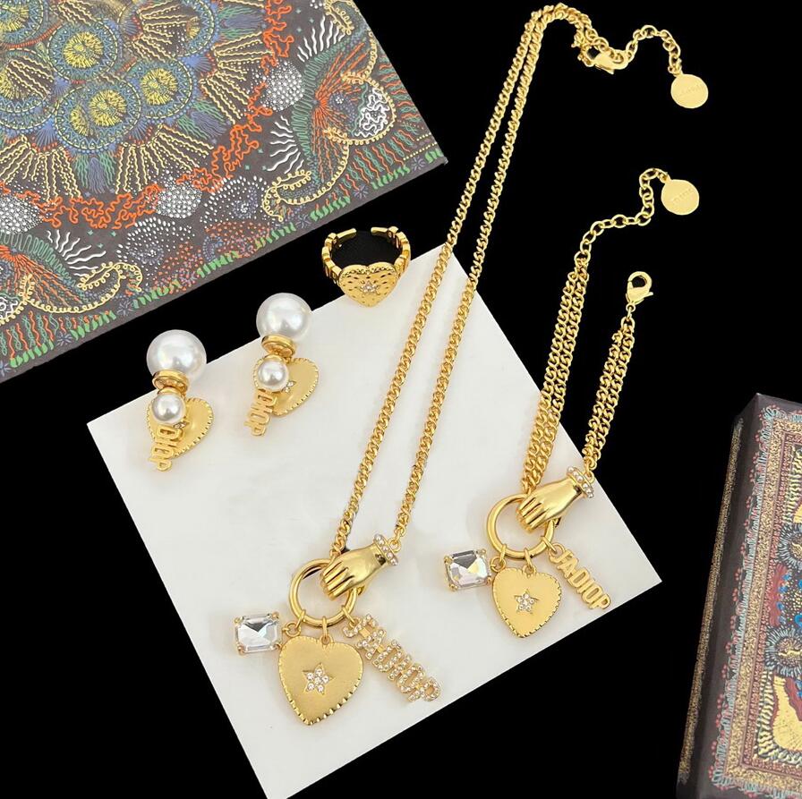 

New designed Retro Brass Love heart Dangle ladies bracelet Stud Earrings Female D Letter lovely Heart Shaped women Necklace Designer Jewelry sets S01, Golden