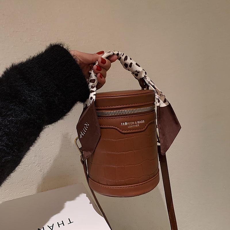 

Evening Bags Handbag 2022 Autumn And Winter One Shoulder Bucket Bag Lipstick Stone Pattern Silk Scarf Messenger Casual Women's BagEvenin, Black
