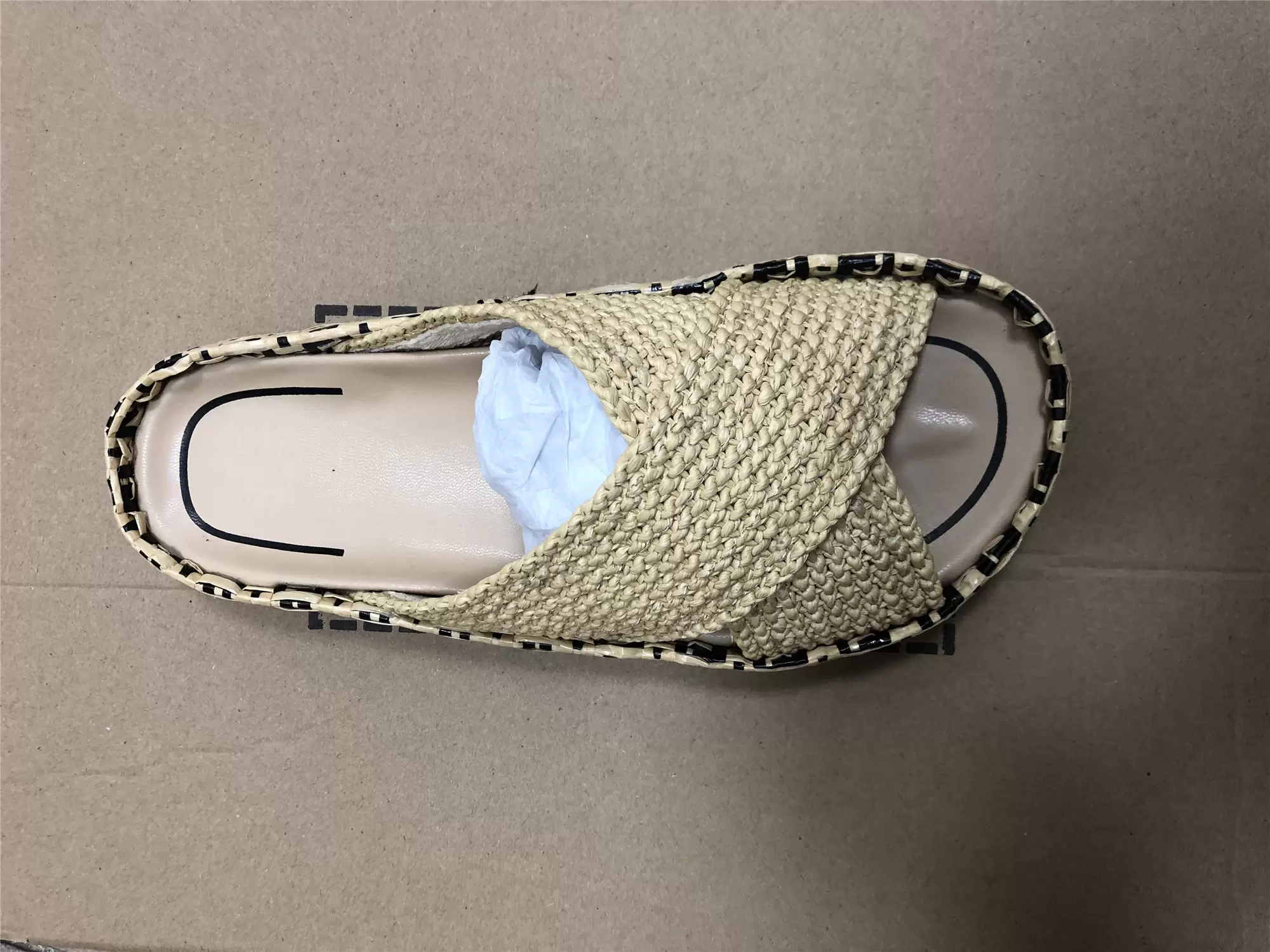 

2022 Recreational grass makes up slipper cross vamp rubber outsole tide novel design size 35-39, Box
