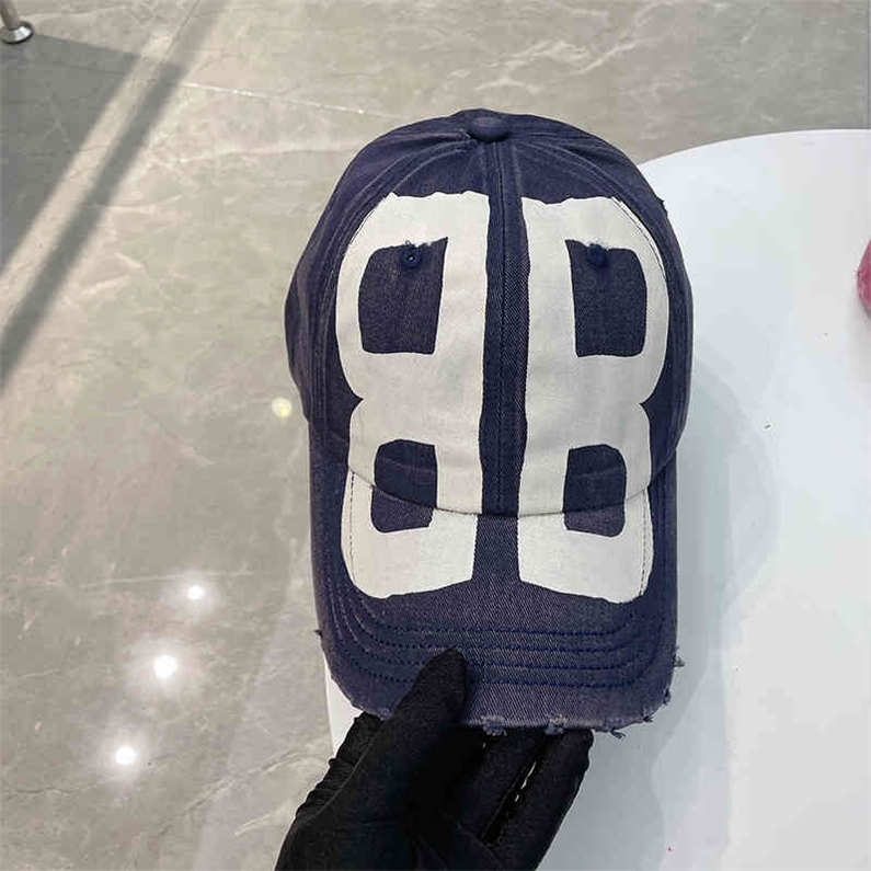 

Balenciaga sport caps 2022 b family cap Hat female Paris home same spray painting graffiti duck tongue cap letter baseball cap old grinding edge washing couple styles, White