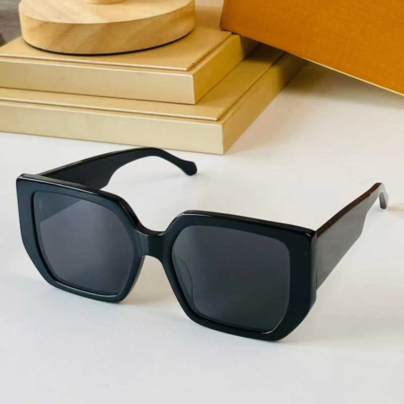 Luxury Brand Mens Ladies Sunglasses 1588 Summer Style Classic Design Square Black Frame Details Temples Self-driving Travel Beach UV Protection Glas