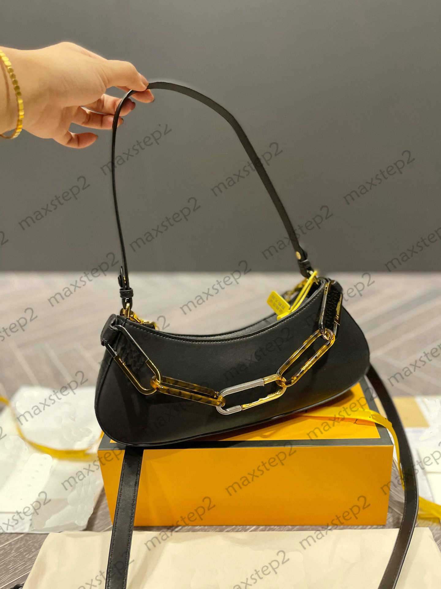 

FW22 O'Lock Swing ROAM Maxi Axillary Bag Women Chains Bag Canvas Ladies Luxurys Half Moon Alligator Shoulder Party Package Designers Fur Handbag