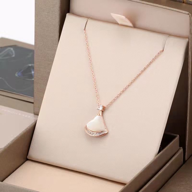 

Luxury Designer Fan-shaped Pendant Necklaces Jewelry for Women Fashion Designers Brand Classic Simple and versatile Pendants Necklace for men Chirstmas Gifts