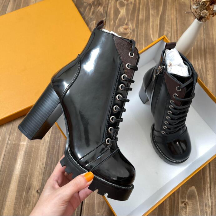 

Luxury Designers Women Boots Desert Leather Martin Boot Flamingos Love Arrow Medal Real Leathers Coarse Winter Shoes, Box